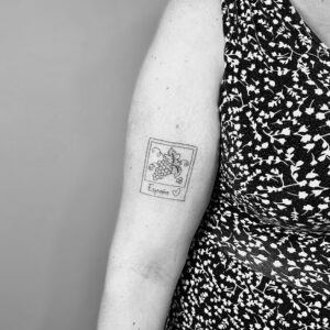 Tatuaje de sello recuerdo España en el brazo