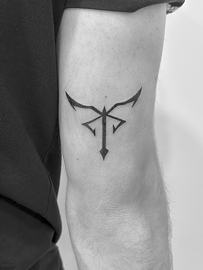 Tatuaje de símbolo negro en el brazo
