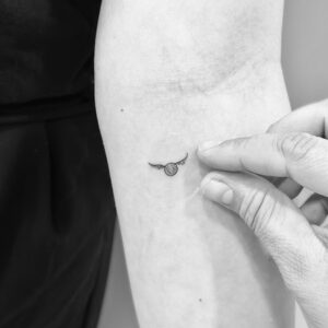 Micro tatuaje Harry Potter en brazo