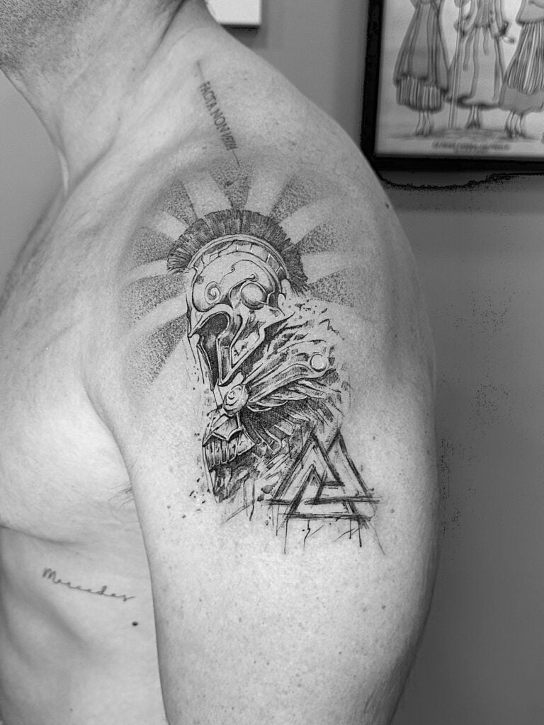 Tatuaje de soldado "romano/griego" en el hombro