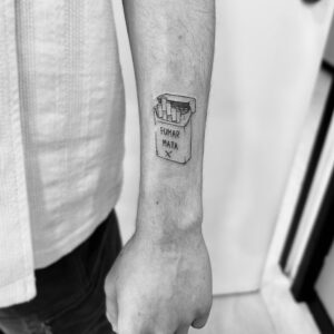 Tatuaje de cajetilla de tabaco en el antebrazo