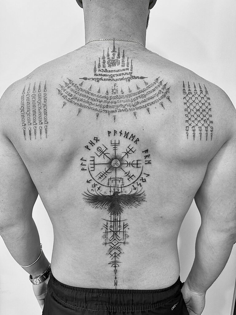 Tatuaje de inspiración tailandesa en la espalda.