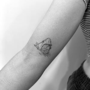 Tatuaje línea fina de tiburón OK
