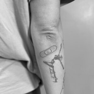 Tatuaje de línea fina de tirita en codo
