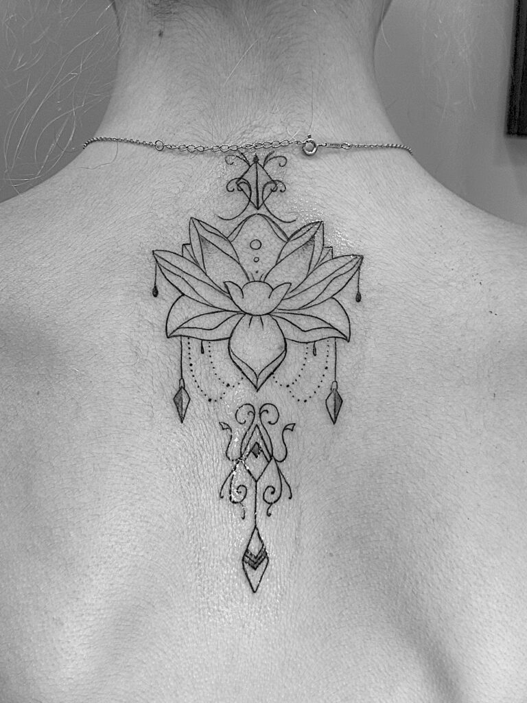 Tatuaje de inspiración oriental en la espalda