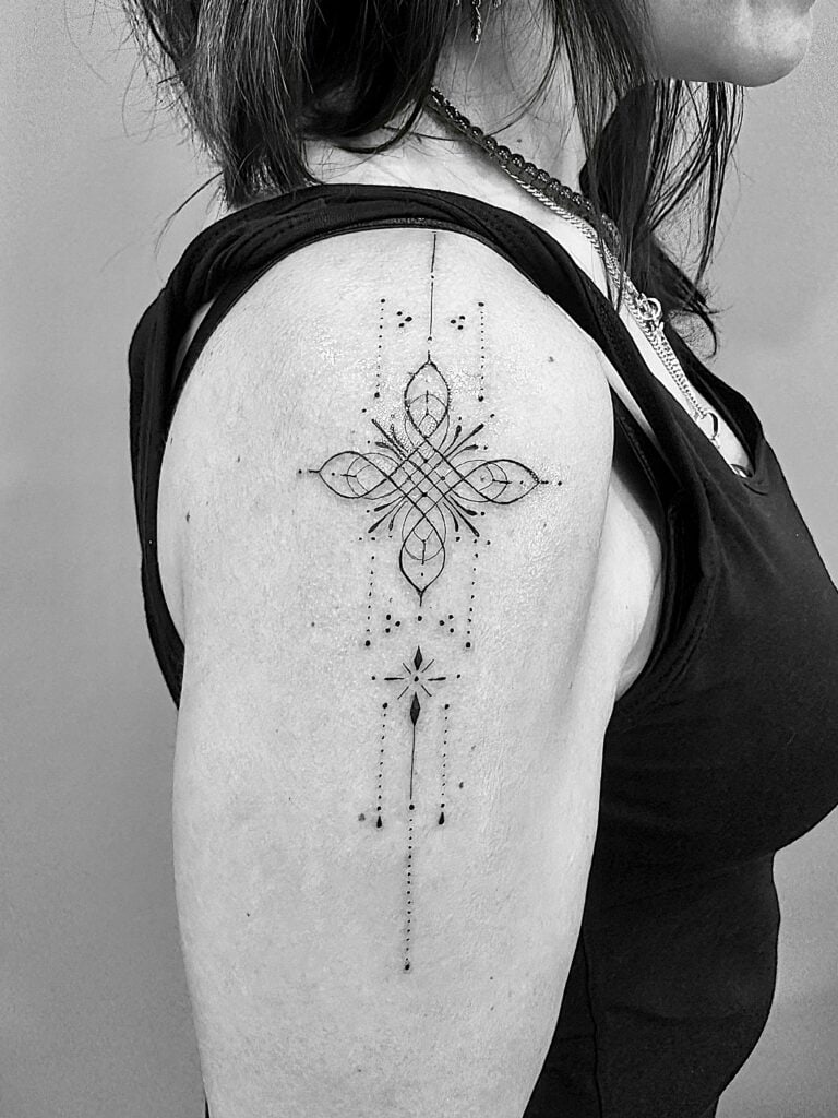Tatuaje delicado de geometría en el hombro