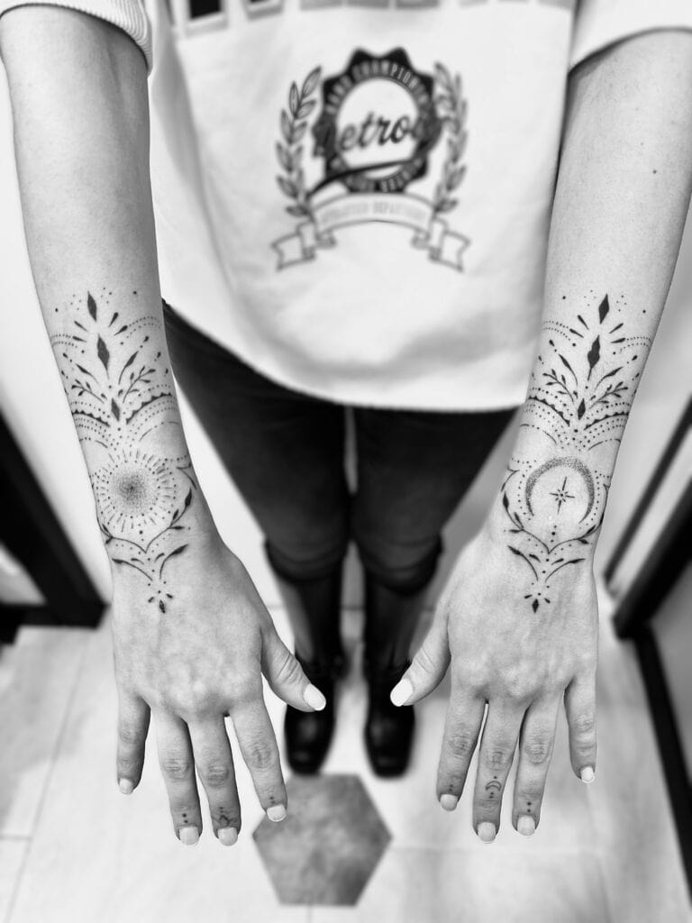 Tatuaje ornamental en las muñecas
