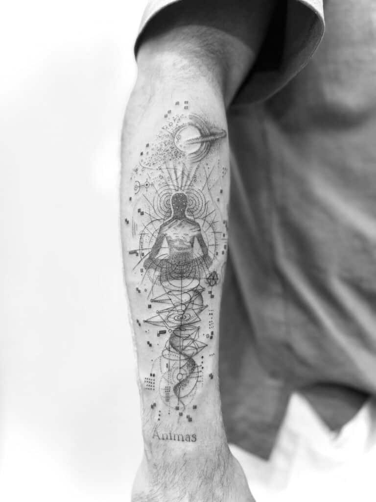 Tatuaje espiritual en el antebrazo