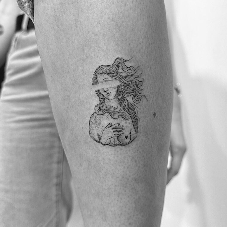 Tatuaje de línea fina de Venus en el brazo