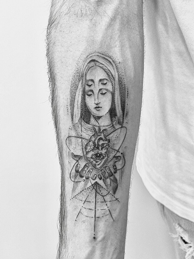 Tatuaje espiritual en el antebrazo