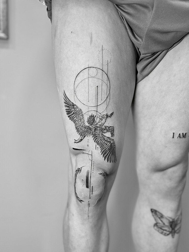 Tatuaje de ángel cayendo en el muslo