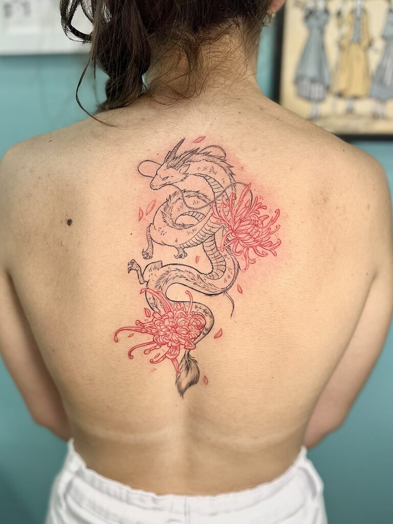 Dragón lineal con flores rojas en la espalda