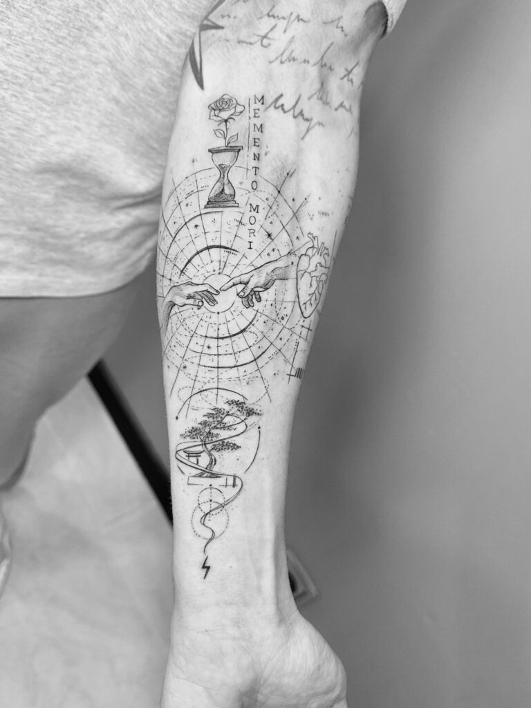 Conjunto de distintos elementos (tiempo, arte, naturaleza) en antebrazo