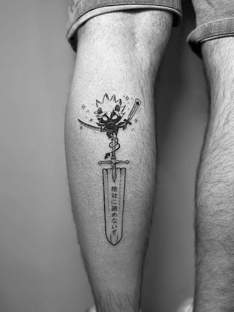 Espada de fantasía con personaje demoniaco en la pierna