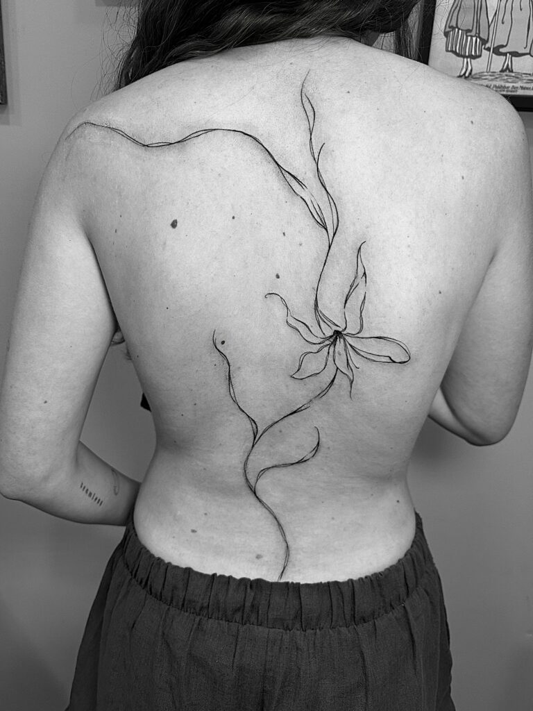 Flor con ramas lineales que recorre toda la espalda