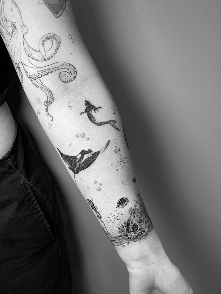 Animales y elementos marinos (pulpo, raya, sirena) desde la muñeca al hombro