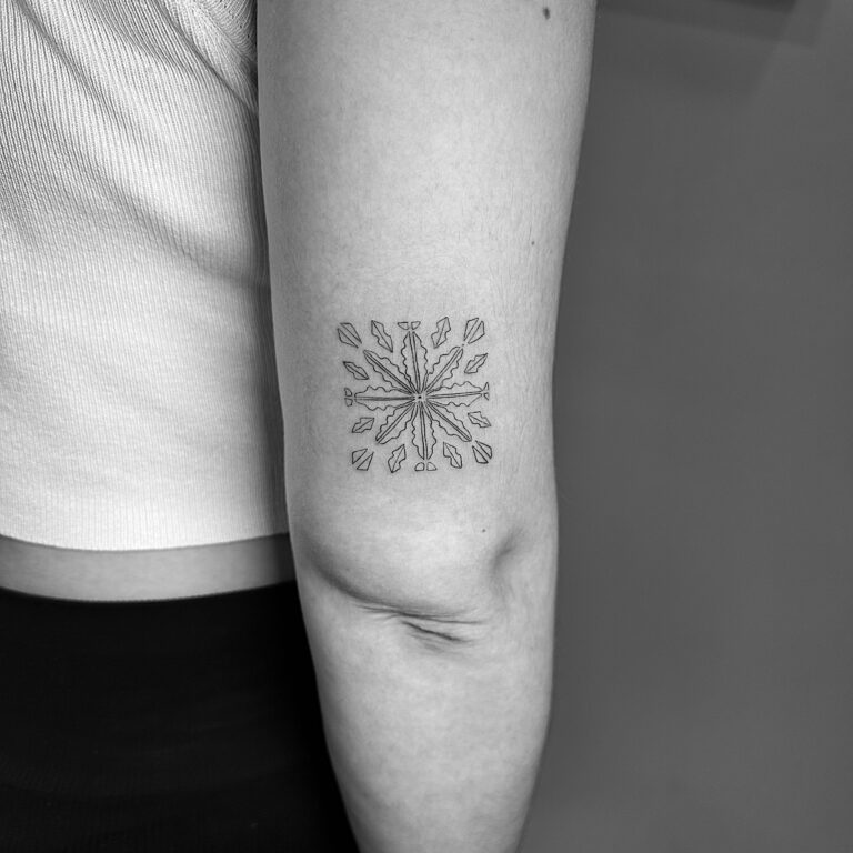Tatuaje en línea fina de un esquema de un azulejo