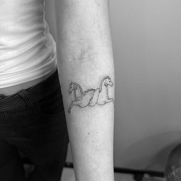 Tatuaje en línea fina de un caballo con dos cabezas