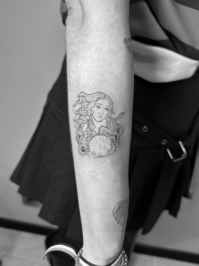 Tatuaje de línea fina del busto de la Venus de Botticelli en el antebrazo