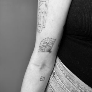 tatuaje abanico en brazo