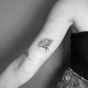 Tatuaje línea fina abanico pequeño