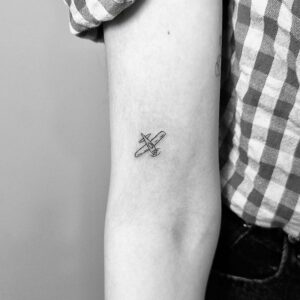 Tatuaje pequeño de avión brazo