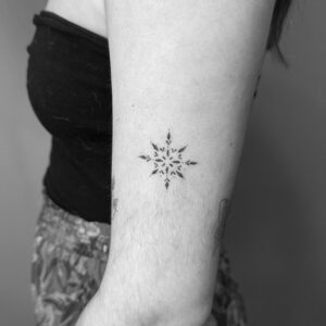 Tatuaje dibujo azulejo en brazo