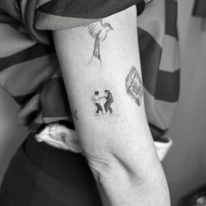 Tatuaje pequeño personajes película Pulp Fiction