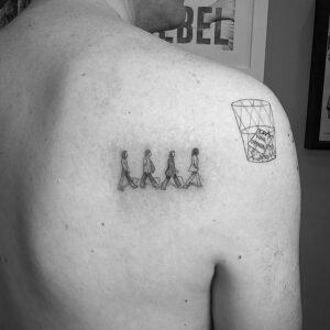Tatuaje pequeño de Beatles caminando en la espalda