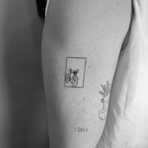 Tatuaje pequeño bicicleta enmarcada