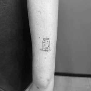 Tatuaje pequeño tarro de cristal con universo dentro