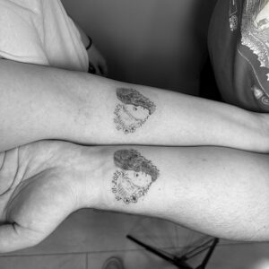Tatuaje pequeño forma de corazón combinando cara con huella digital