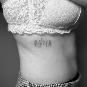 Tatuaje línea fina de círculo de piedras