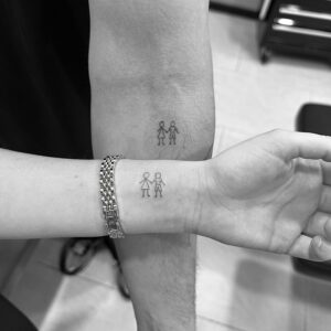 Tatuaje minimalista de dibujo de pareja